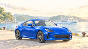 穏やかな港に停まるWRブルーのBRZと、海を進む白いフェリーのイラスト。